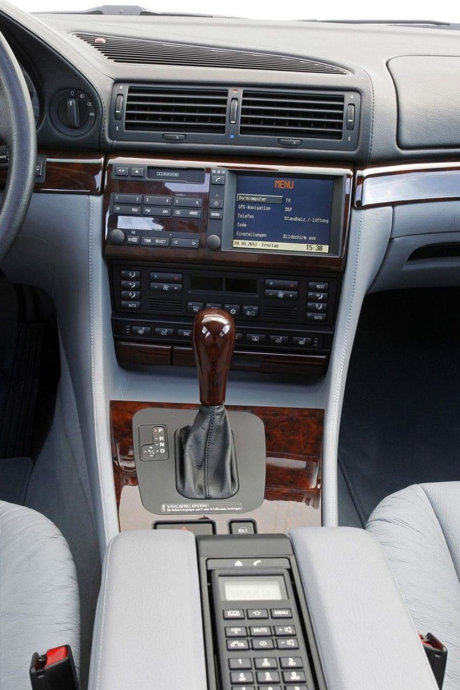  BMW 750i 1994 года  (фото 6 из 14)
